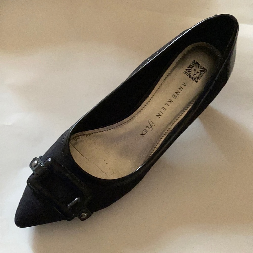 Ann Klein Sz 8 Blk pump. 1 1/4” heel Buckle accent
